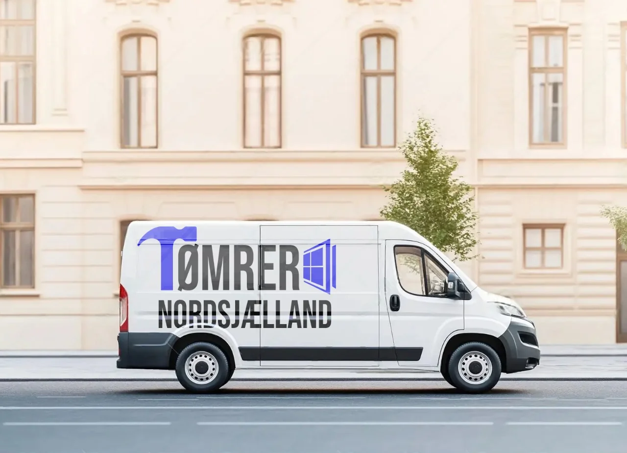 Tømrer Nordsjælland varevogn parkeret foran et hus i Nordsjælland